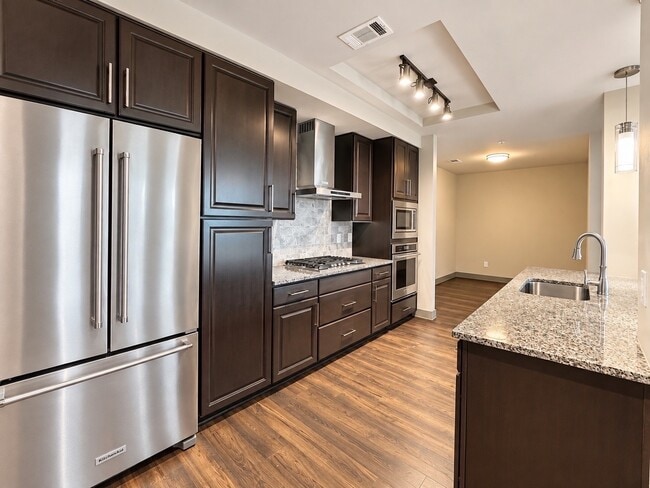 Building Photo - 10401 Town & Country Way