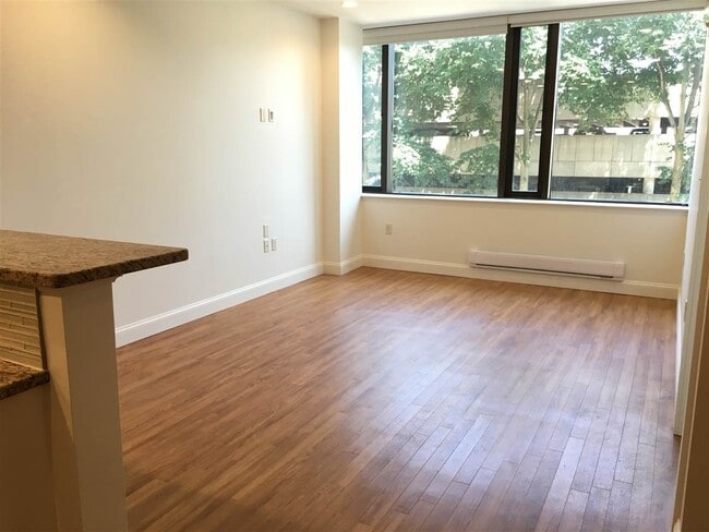 Building Photo - 875 Elm St