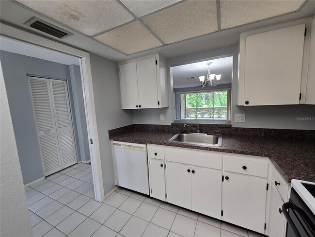 Building Photo - 7056 W Country Club Dr N