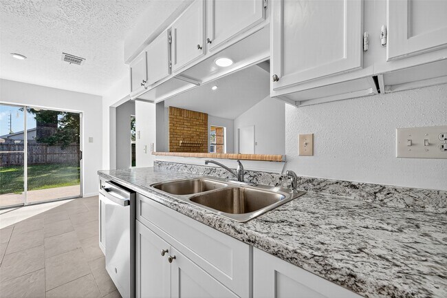 Building Photo - 4422 Wee Lassie Ln