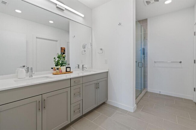 Building Photo - 1600 S 1st St