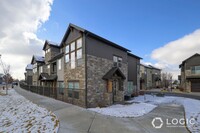 Building Photo - Beautiful Townhome End Unit in Prime Locat...