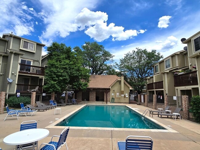 Building Photo - Cozy 2-bed townhome w/ laundry and communi...