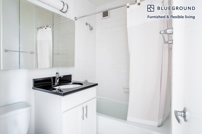 Building Photo - 245 E 40th St