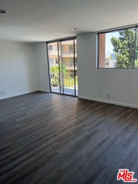 Building Photo - 100 S Doheny Dr