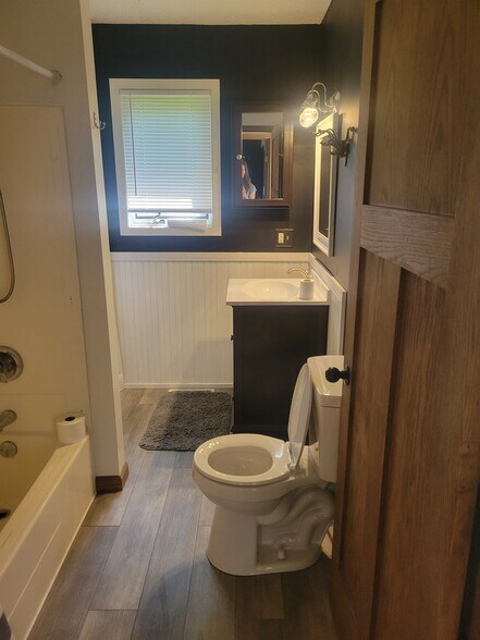 Building Photo - 913 2nd St SE