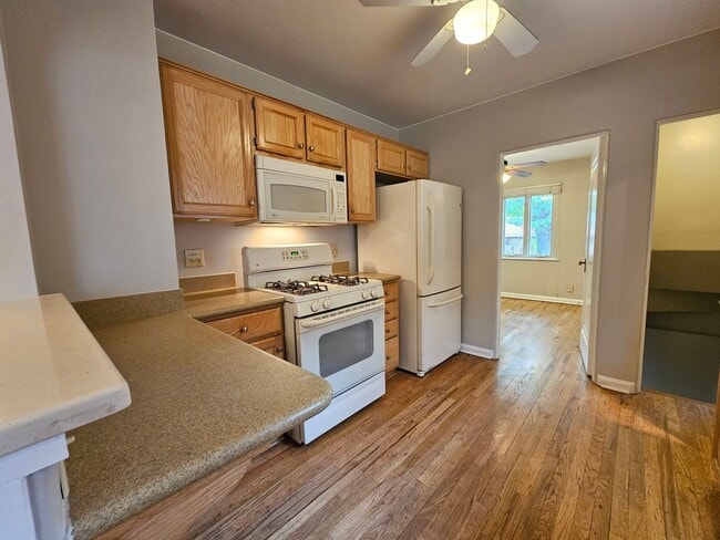 Building Photo - Alamo Placita Adorable 3 Bed 2 Bath Bungalow w/ CACH, Garage, Fenced Yard & More