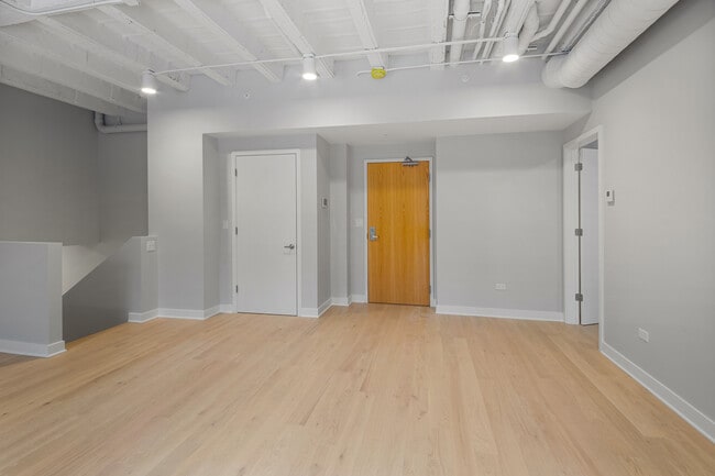 Building Photo - 4637 N Ashland Ave