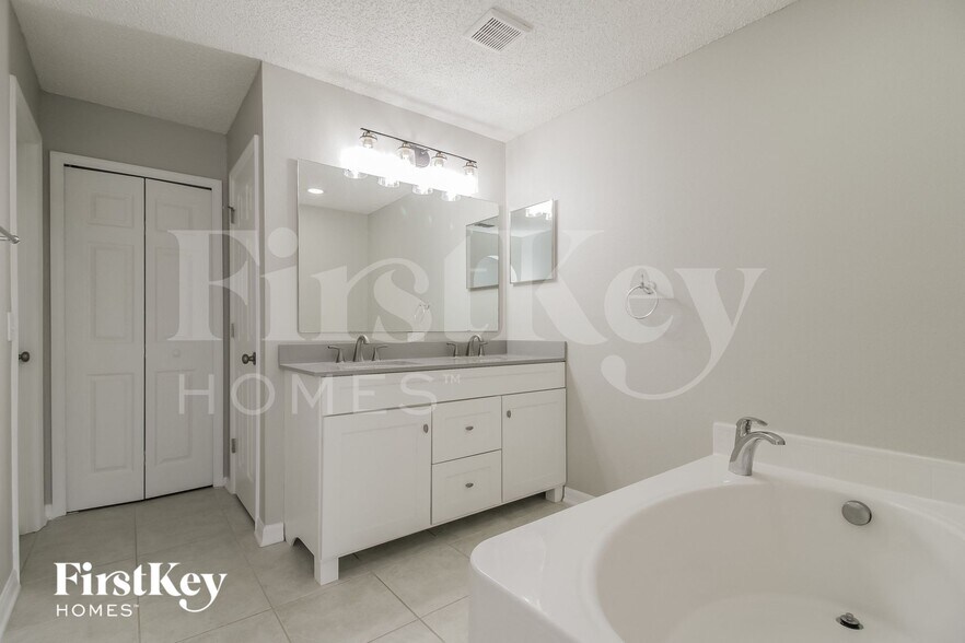 Building Photo - 2982 Bonkirk Dr