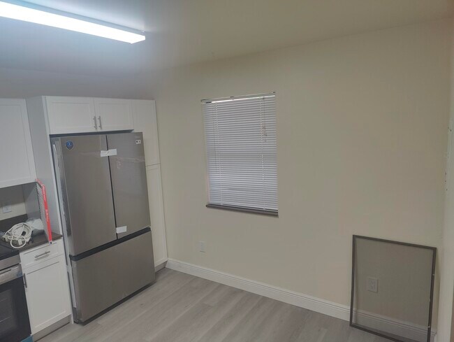 Building Photo - 302 Lakeview Dr E