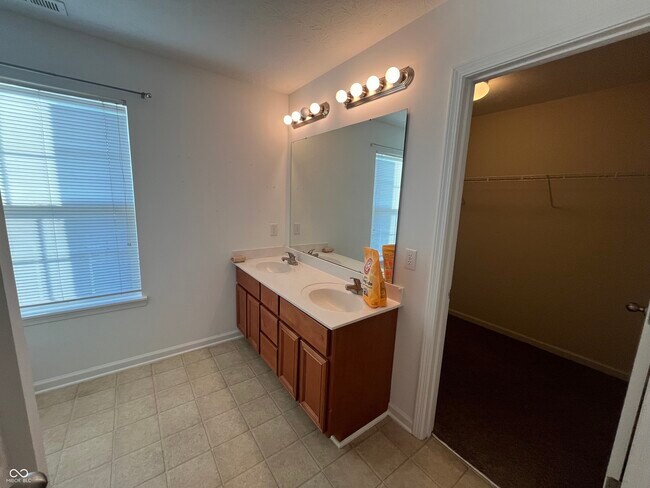 Building Photo - 857 Hildebrand Dr