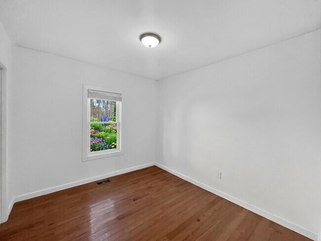 Building Photo - 247 Pilgrim Ave