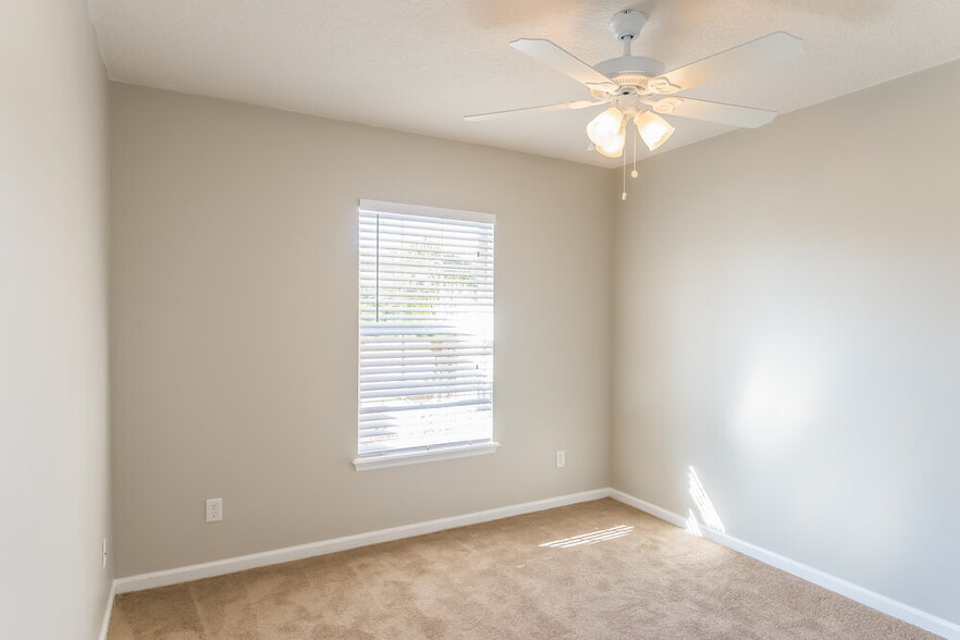 Building Photo - 2285 Brian Lakes Dr E