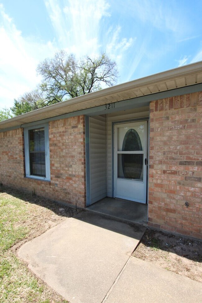 Building Photo - Beautiful 3 Bed 2 Bath Home in Tyler's Azalea District