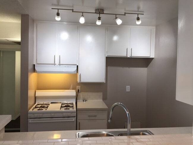 Building Photo - Beautiful 1 Bed/1 Bath Condo Apartment wit...