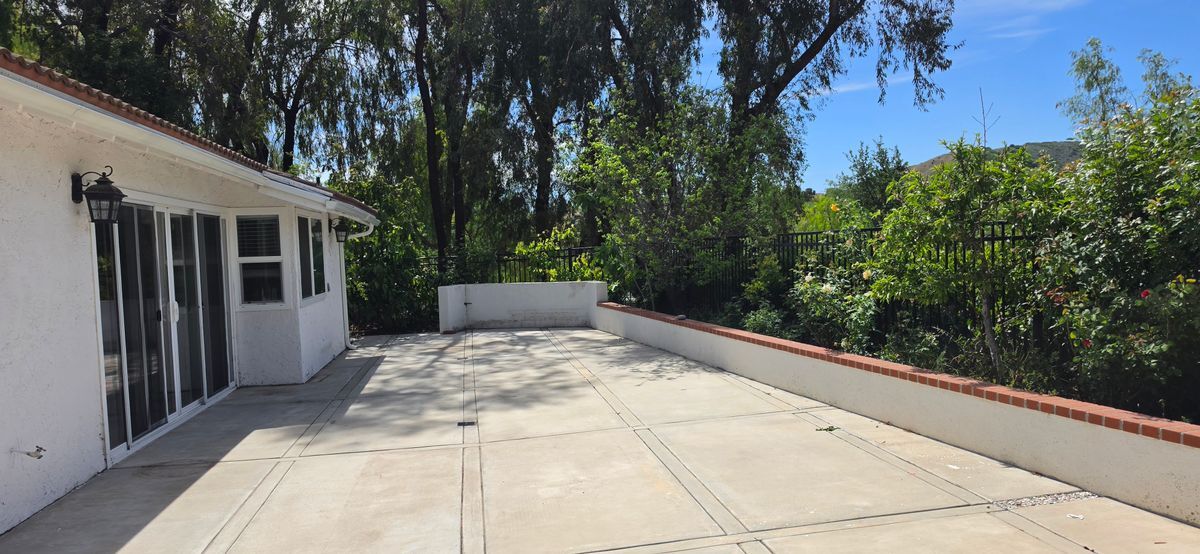 Building Photo - 28915 Hollow Brook Ave