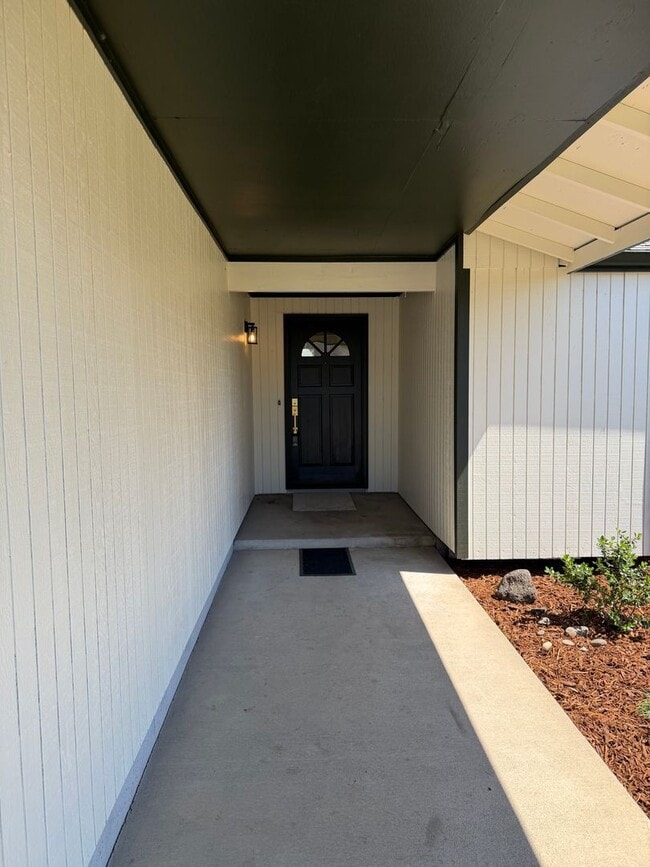 Building Photo - Updated 3 bedroom 2 bath home in a great neighborhood!