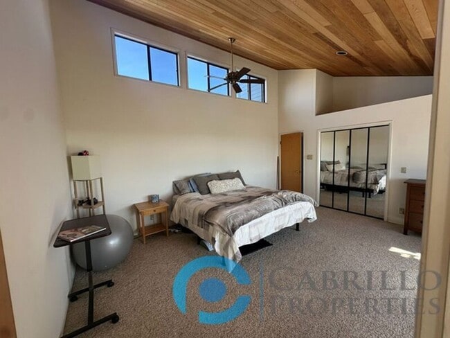 Building Photo - 2620 Deerpark Dr