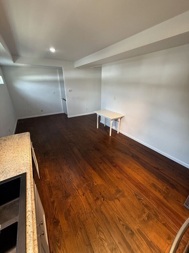 Building Photo - Spring Special! ONE MONTH FREE RENT! Moder...