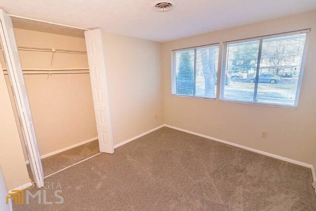 Building Photo - Well Renovated Single-family Home