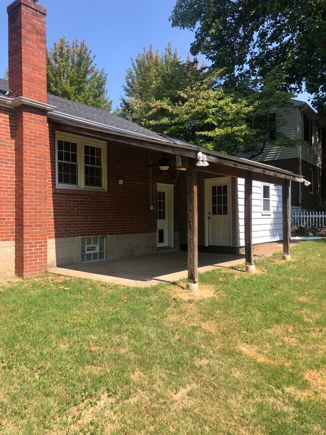 Building Photo - 11 St James Ct