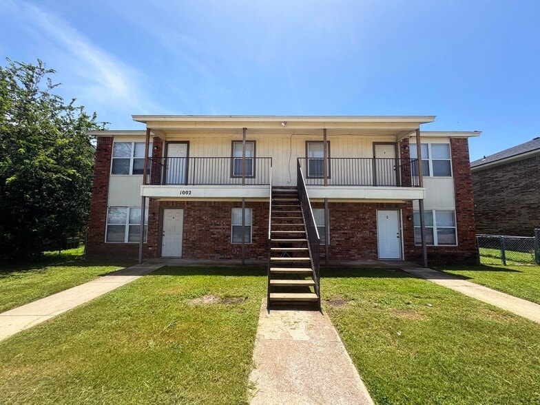 Primary Photo - 1002 Circle M Dr