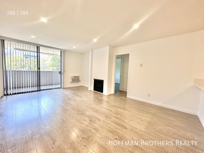 Building Photo - 724 N W Knoll Dr