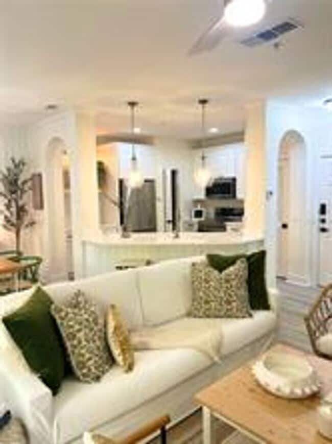 Building Photo - Fully remodeled and designer-decorated unit, 7 months to 1 year lease available.