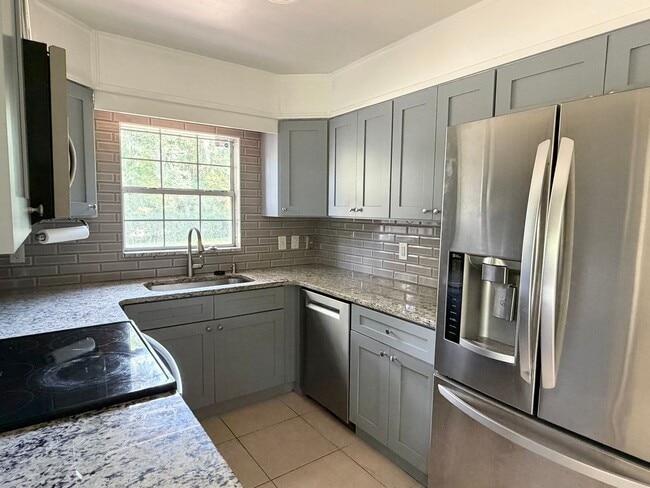 Building Photo - 1227 Country Club Dr
