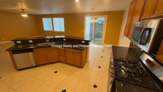 Building Photo - 244 Lazy Ridge Ave