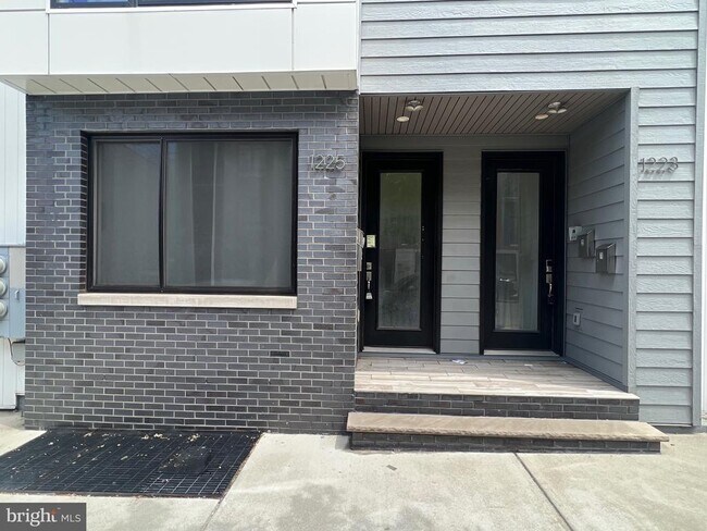 Building Photo - 1225 N 5th St