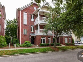 Building Photo - 3 Story Townhome, New Wood Floors, Great W...