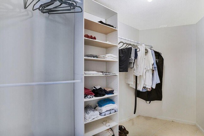 Building Photo - 5420 N Ocean Dr