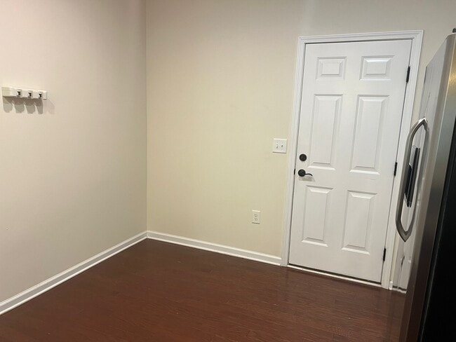 Building Photo - 2108 Chipley Dr
