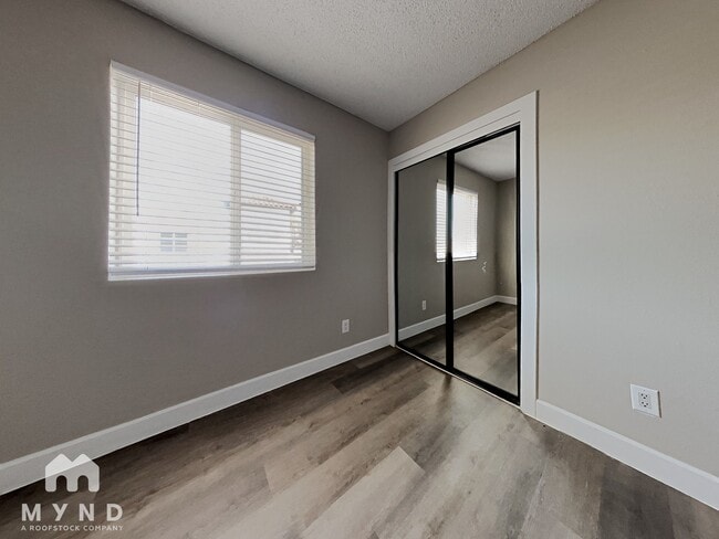 Building Photo - 2132 W Glenrosa Ave
