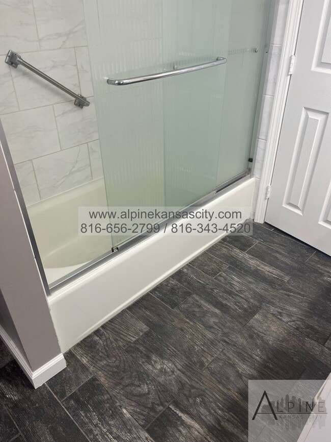 Building Photo - 5 Bedrooms, PLUS Rec Room in Gladstone!