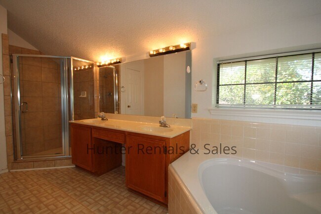 Building Photo - 300 Sioux Cir