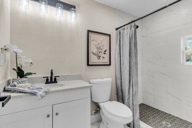 Building Photo - 635 Sequoia St