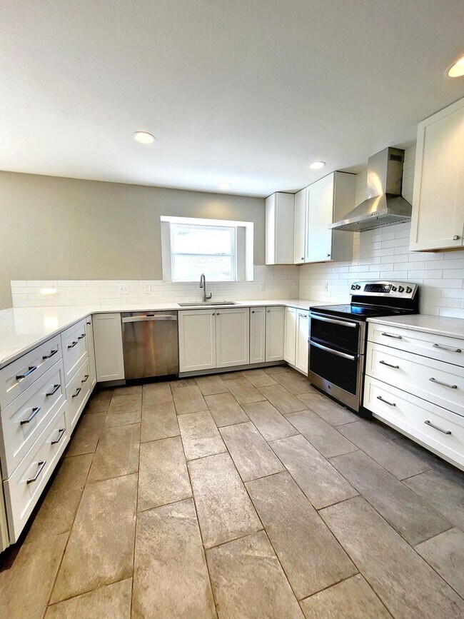 Building Photo - Well maintained 4 bedroom home on west side!