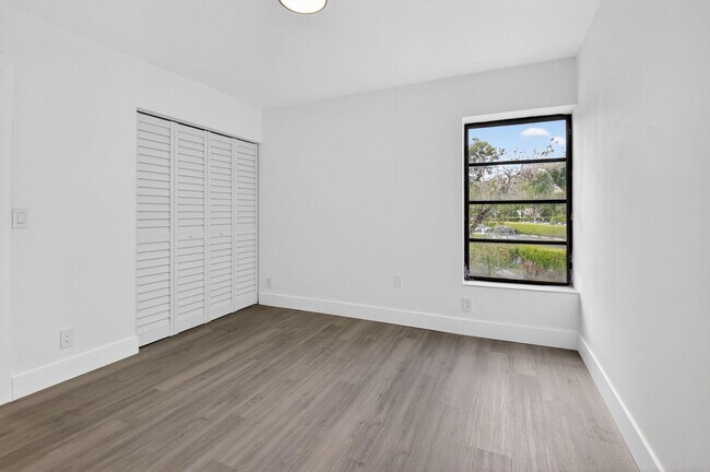 Building Photo - 14475 Strathmore Ln