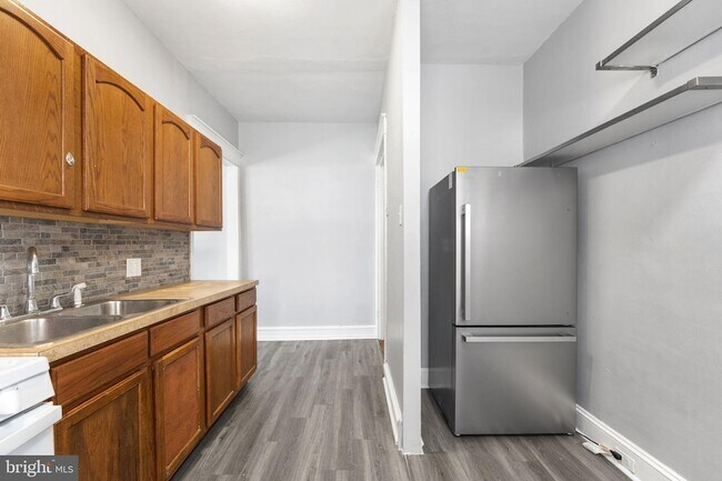 Building Photo - 246 W Abbottsford Ave