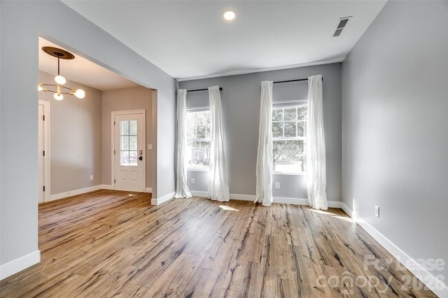 Building Photo - 440 Battery Cir
