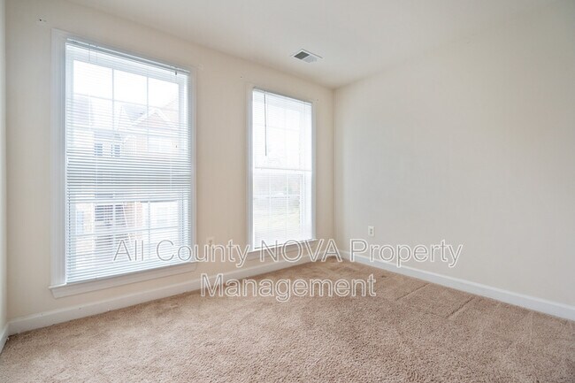 Building Photo - 3546 Carriage Walk Ln