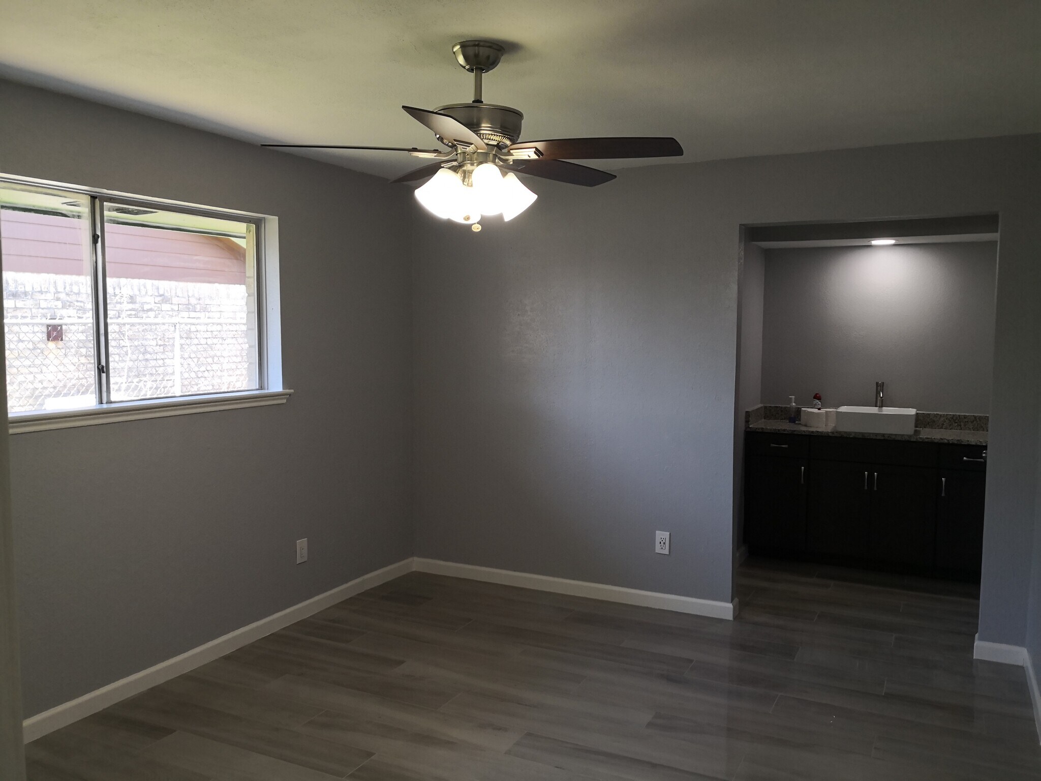 Master Bedroom, with ceiling fan, large walk in closet and standing shower. - 10335 Glenkirk Dr
