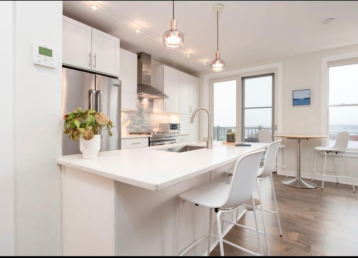 Building Photo - 62 India St