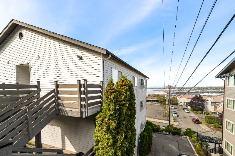 Building Photo - 628 N State St