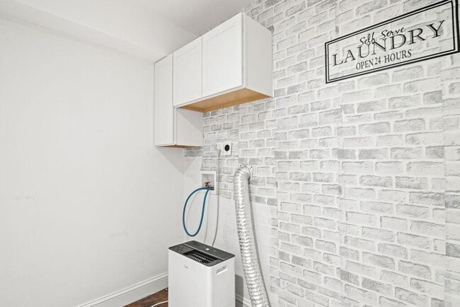 Building Photo - 39 Groton Dr