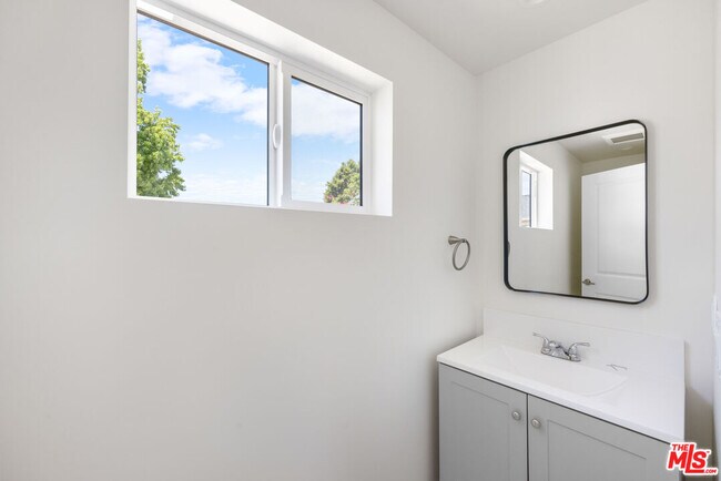 Building Photo - 11140 Gaviota Ave