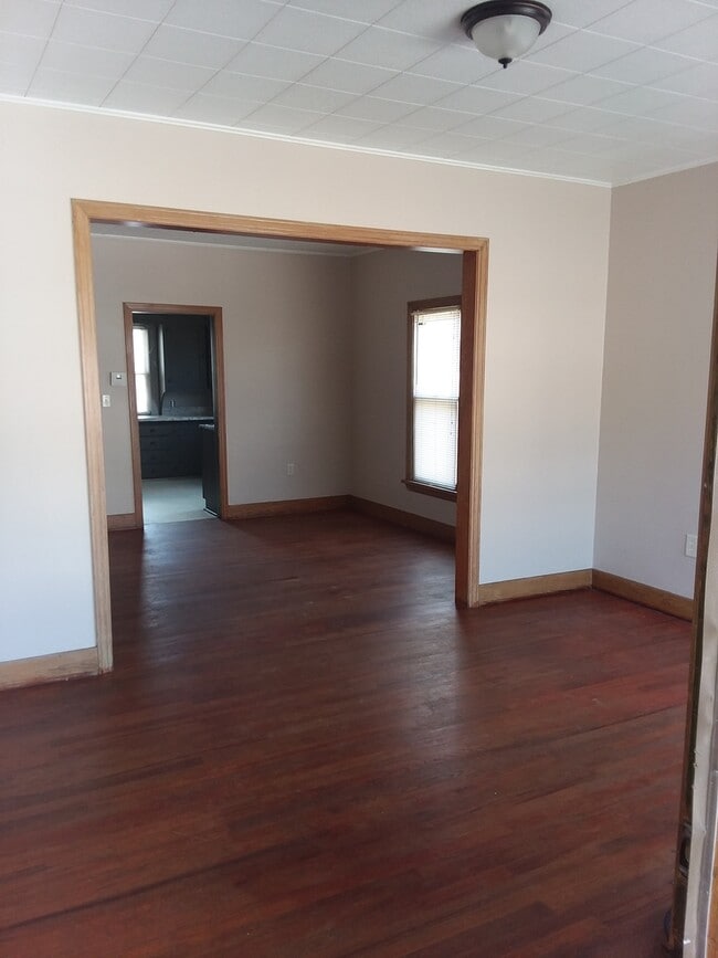 Building Photo - 2 Bed 1 Bath