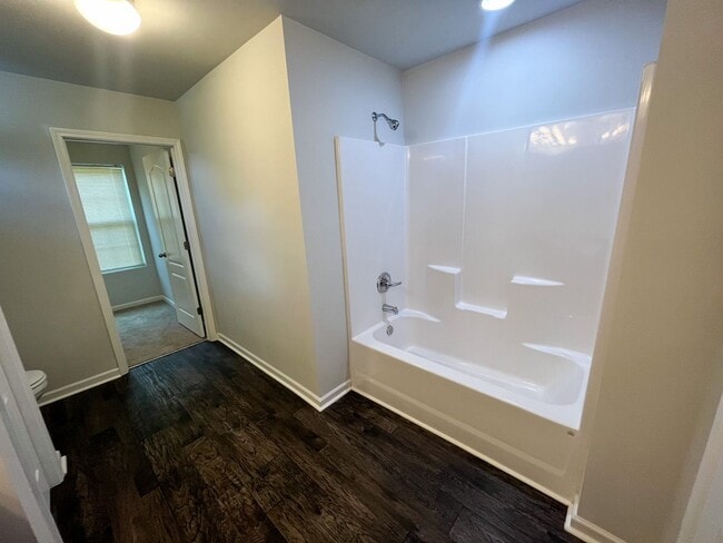 Building Photo - Beautiful 3 bedroom, 2 1/2 bathroom home i...